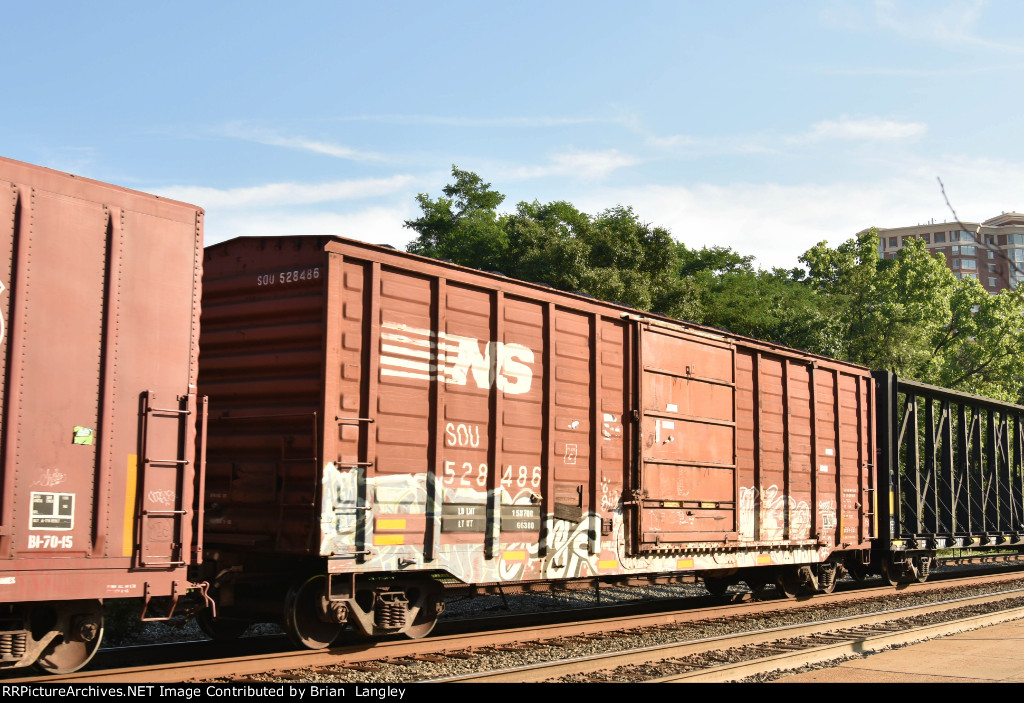 528486